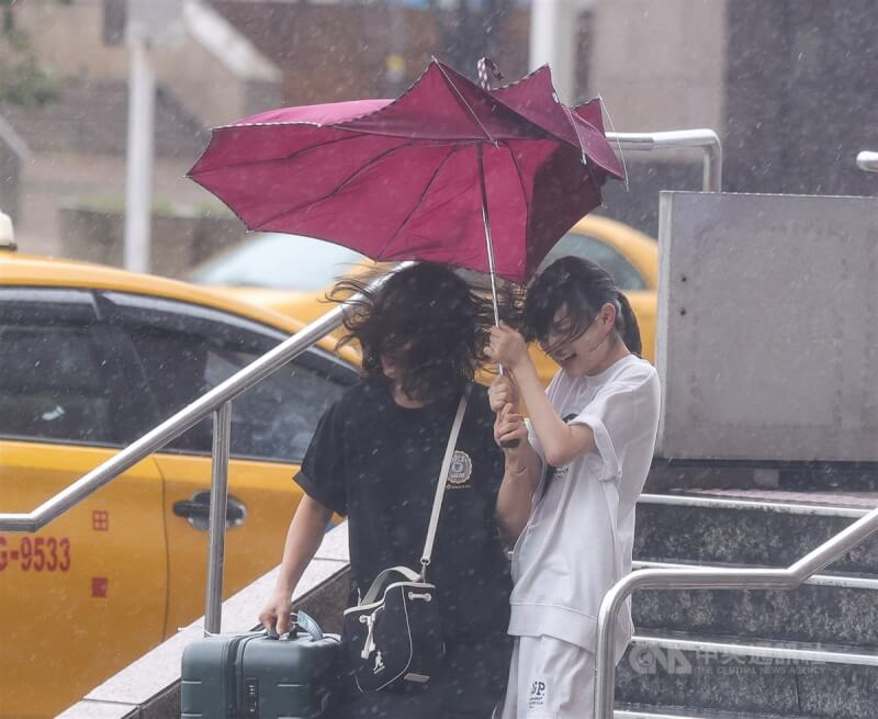 颱風凱米來勢洶洶，台北市24日下午風雨漸強，中正區街頭有民眾手中雨傘被強風吹得開花，頭髮也被吹亂。中央社記者謝佳璋攝 113年7月24日