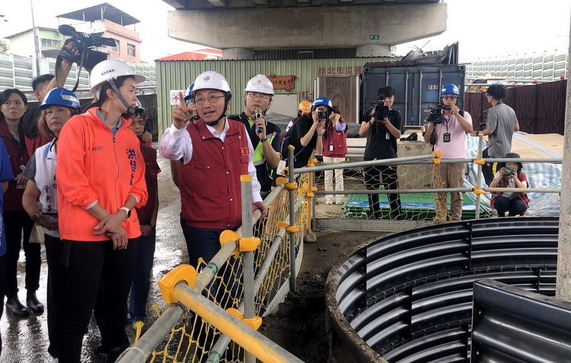 新北市長侯友宜（前左2）24日前往板橋區浮洲橋，視察橋梁耐震補強工程，瞭解凱米颱風期間，施工單位撤離機具的狀況。（新北市工務局提供）中央社記者黃旭昇新北傳真  113年7月24日