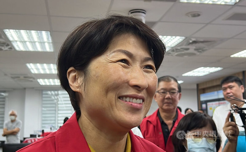 台東縣24日凌晨宣布停班停課,有民眾抱怨「睡著了才宣布」。台東縣長饒慶鈴(前)上午出席台東災害應變中心會議,接受媒體聯訪回應,因颱風路徑往南修,且為讓山區和民眾提早應變才凌晨發布,造成不方便,向民眾致歉。中央社記者盧太城台東攝 113年7月24日