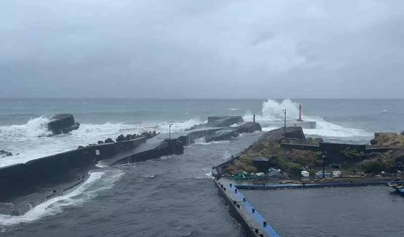 颱風凱米來勢洶洶，加上近日適逢大潮，宜蘭頭城大溪漁港的水位24日已滿到岸上。海巡署北部分署第一岸巡隊已提前完成防颱整備及編組，隨時因應可能災情。（第一岸巡隊提供）中央社記者沈如峰宜蘭傳真  113年7月24日