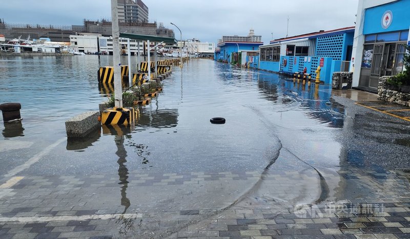 颱風凱米進逼，澎湖縣馬公市興港北街前的第二漁港區與24日出現海水倒灌情形，中油馬公漁港加油站幾乎都泡在海水中，警方獲報到場緊急拉起封鎖線，避免人車通行以維安全。中央社 113年7月24日