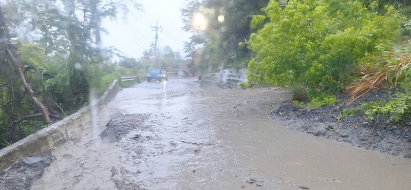 颱風凱米進逼台灣，台8線中橫公路部分路段出現土石泥流，為維護用路人安全，部分路段已預警性封閉。（谷關工務段提供）中央社記者趙麗妍傳真  113年7月24日