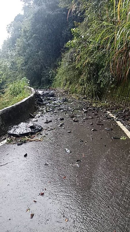 新竹縣尖石鄉公所24日表示，颱風凱米帶來降雨，從錦路養老跟泰崗交岔路起往養老4.1k處出現落石，公所已派員前往搶修。（尖石鄉公所提供）中央社記者郭宣彣傳真  113年7月24日