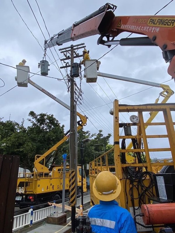 颱風凱米挾帶風雨進逼台灣，屏東地區24日停電逾2萬戶，台電人員在風雨中持續搶修，至晚間7時已復電9成。（台電提供）中央社記者李卉婷傳真  113年7月24日