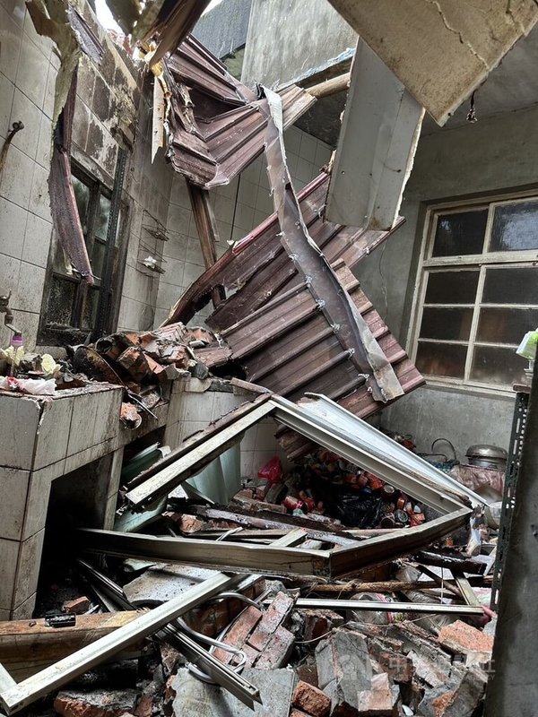 颱風凱米襲台，新北市三芝區24日有民宅陽台的鐵皮屋頂遭風雨吹垮，並壓傷屋主，警消已協助將屋主送醫治療。（翻攝照片）中央社記者高華謙傳真  113年7月24日