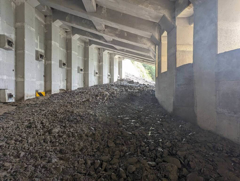 颱風凱米挾帶驚人雨勢襲台，台中市山區多處發生土石坍方阻斷交通，台8線96K處碧綠溪明隧道也因大量土石崩落中斷。（民眾提供）中央社記者趙麗妍傳真  113年7月25日