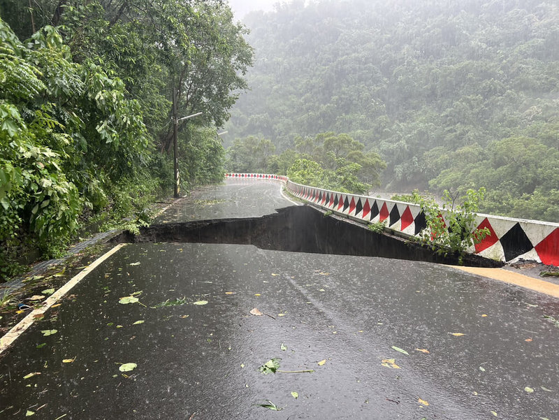 颱風凱米襲台，南投縣信義鄉雙龍部落聯外道路掏空，25日路面出現大洞，全線封閉，禁止車輛通行。（警方提供）中央社記者鄭維真傳真  113年7月25日