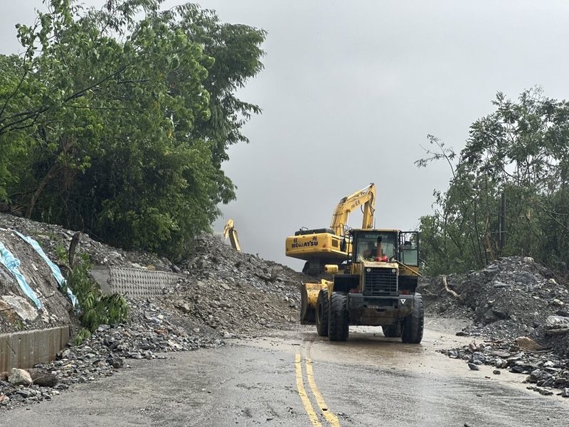 颱風凱米路徑擺盪,暴風圈25日持續籠罩台灣陸地,蘇花公路台9線崇德段164.4公里處發生坍方,公路局全力搶通中。(公路局提供)中央社記者張祈傳真 113年7月25日