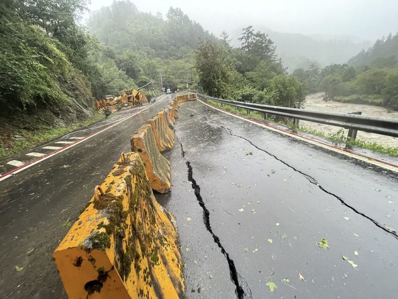 颱風凱米挾帶豪雨襲台,台中梨山地區多處路段因土石坍方或樹木倒塌阻礙交通,台7甲線香菇橋路段目前僅能單線通行。(民眾提供)中央社記者趙麗妍傳真 113年7月25日
