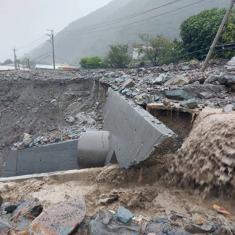 颱風凱米來襲，南投縣信義鄉東埔村24日遭土石流淹沒道路，聯外便橋被掏空，形成孤島。（伍金豎提供）中央社記者鄭維真傳真  113年7月25日