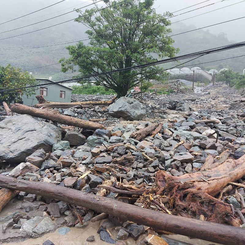 颱風凱米來襲,南投縣信義鄉東埔村24日發生土石流,淹沒村內多處道路,阻斷交通。(伍金豎提供)中央社記者鄭維真傳真 113年7月25日