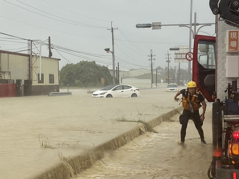 凱米颱風帶來驚人雨勢，25日清晨造成雲林縣斗南鎮淹水、有車輛受困，消防局前往救援。（民眾提供）中央社記者蔡智明傳真  113年7月25日