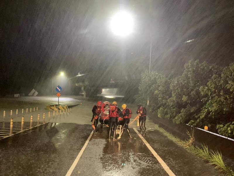 凱米颱風為嘉義縣帶來大雨，八掌溪水暴漲溢堤，民眾受困於台82線中和交流道，嘉義縣消防局25日清晨派員協助脫困。（嘉義縣消防局提供）中央社記者蔡智明傳真  113年7月25日