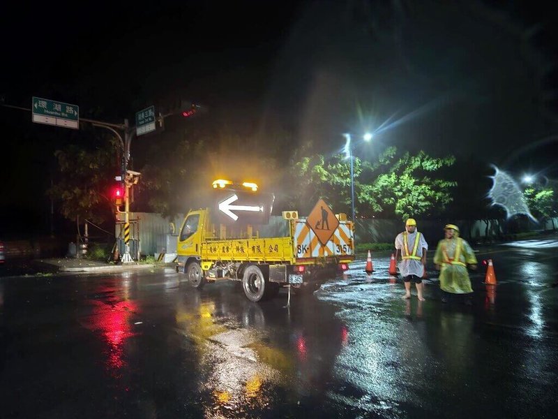 颱風凱米造成嘉義市風雨不斷,24日深夜起,因八掌溪水位高漲,永欽1號橋實施封橋。(嘉義市政府提供)中央社記者黃國芳傳真 113年7月25日