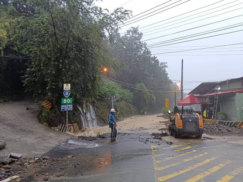 台中市25日風雨增強，和平區梨山加油站圓環前山坡大量雨勢夾帶泥水而下，阻礙道路通行，影響車輛通行安全。（民眾提供）中央社記者趙麗妍傳真  113年7月25日