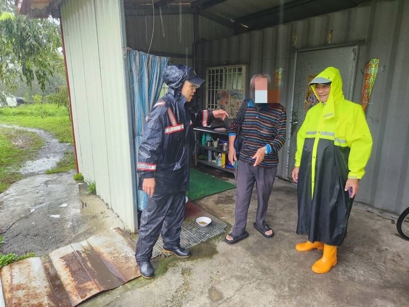 高雄市六龜區6旬蕭姓男子(中)住家鄰近荖濃溪,受颱風凱米影響,唯一聯外道路25日遭傾倒路樹阻礙,六龜里長邱國輝(右)擔心高漲溪水恐威脅生命安全,趕緊通報並協助安置。(高雄市政府警察局六龜分局提供)中央社記者張已亷傳真 113年7月25日