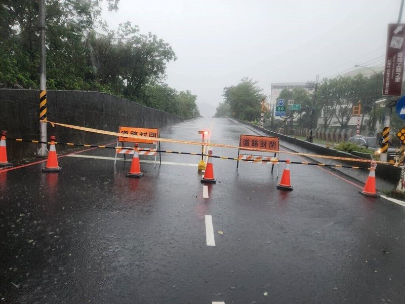 颱風凱米來襲，屏東風雨交加，至25日上午12時，有8處雨量觀測站在過去24小時累積雨量破1000毫米，公路局已預警性封閉三地門大橋。（公路局南區養護工程分局提供）中央社記者李卉婷傳真  113年7月25日