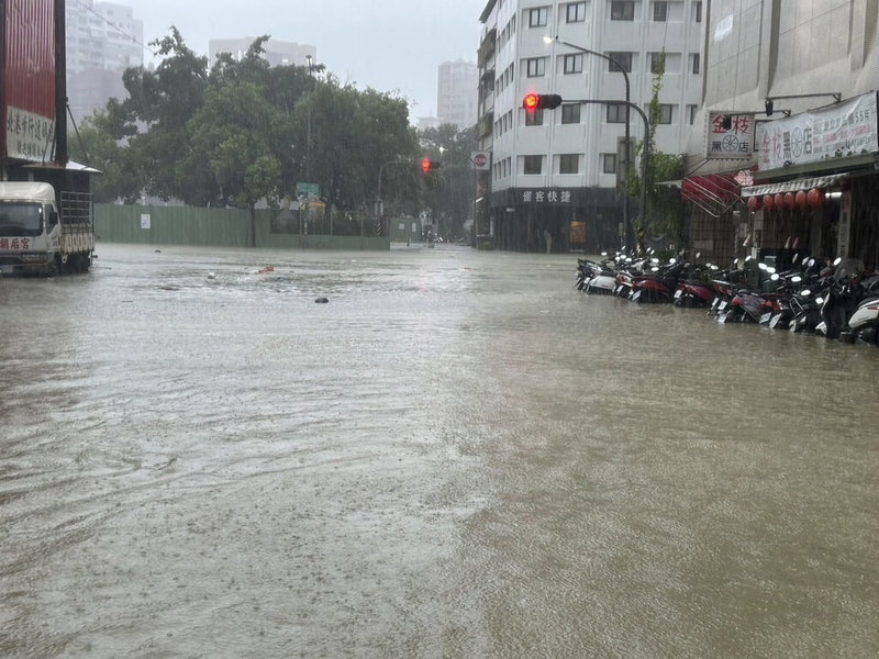 颱風凱米來襲,高雄24日晚間起風強雨大,鹽埕區因愛河水位高漲,積淹水高度及至膝蓋高,愛河附近有如水鄉澤國。(讀者提供)中央社記者洪學廣傳真 113年7月25日