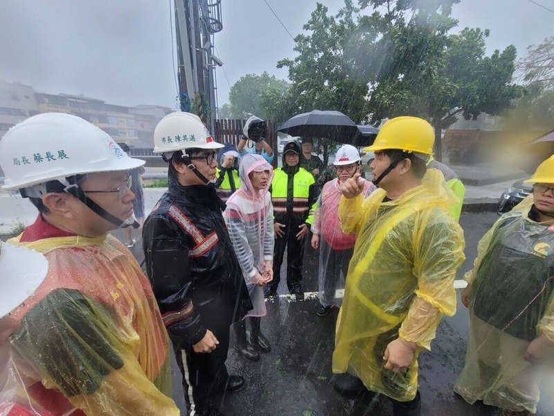 受颱風凱米影響，高雄山區累積雨量破千毫米，旗山溪滿水位、美濃湖溢堤，市長陳其邁（左2）、民進黨立委邱議瑩（左3）等人25日前往美濃勘災。（高雄市政府提供）中央社記者張已亷傳真  113年7月25日