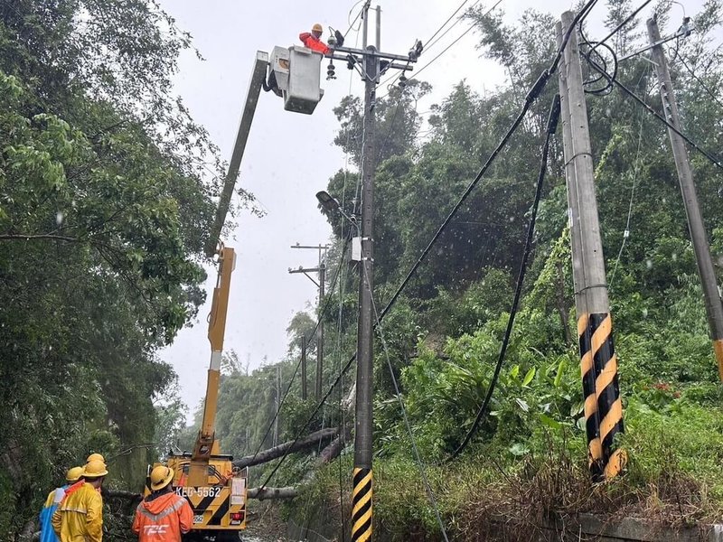 台電台南區營業處表示，颱風凱米過境期間，截至25日中午12時，全市5萬4439戶停電，已動員全力搶修，目前還有山區、沿海一帶8000多戶停電待修。（台電提供）中央社記者張榮祥台南傳真  113年7月25日