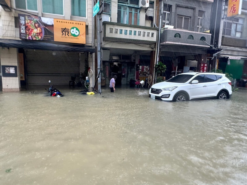 颱風凱米過境帶來強風豪雨，高雄多處積淹水，鹽埕市區更因愛河水位暴漲宣洩不及，不少車輛都泡在滾滾泥水中，北鬥街水深一度幾乎到達膝蓋。（讀者提供）中央社記者洪學廣傳真  113年7月25日