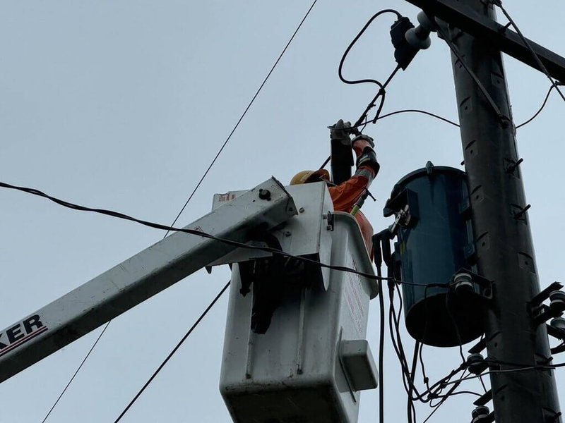 颱風凱米襲台，台灣電力公司台東區營業處指出，截至25日上午10時止，轄內累計曾停電戶數達1萬643戶，台電人員持續冒風雨搶修，截至中午仍有約1650戶停電中，將力拚晚間全部搶修完成。（台電提供）中央社記者盧太城台東傳真  113年7月25日