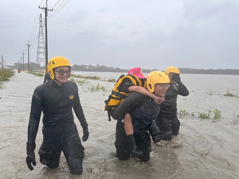 颱風凱米挾豪雨來襲，有多處雨量觀測站在過去24小時累積雨量破1000毫米，25日屏東市建國路600巷有淹水情況，警消以揹負方式將受困民眾救出。（屏東消防局提供）中央社記者李卉婷傳真  113年7月25日