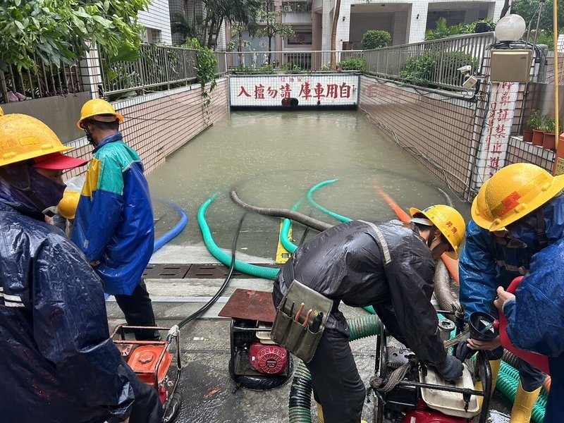 颱風凱米帶來強風豪雨，高雄市三民區德山街一處大樓地下室25日淹水，現場動用1台吸泥車、5台抽水機持續抽水，初估淹水量約6000立方公尺，以200公升浴缸計算，大約有3萬個浴缸水量待抽出。（台電提供）中央社記者林巧璉傳真  113年7月25日