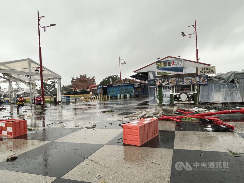 颱風凱米侵台，花蓮東大門夜市攤商生財工具一片倒，恢復營業時間仍待評估。中央社記者張祈攝 113年7月25日