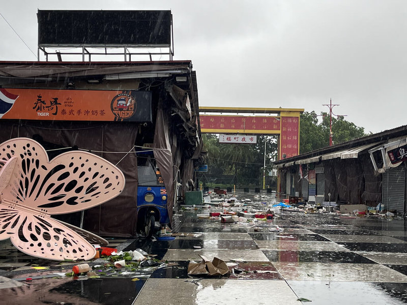 颱風凱米24日造成花蓮強風大雨，東大門夜市一片狼藉，許多攤商生財工具被強風吹出攤位，散落路面。中央社記者張祈攝  113年7月25日