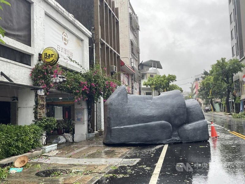 颱風凱米帶來強風大雨，花蓮市區一家餐廳大型裝置藝術從屋頂被吹落。中央社記者張祈攝  113年7月25日