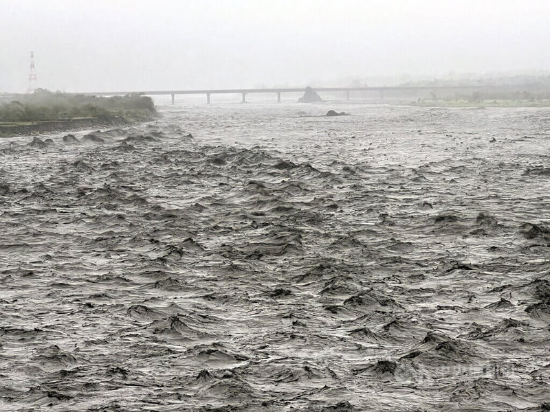 受到颱風凱米影響，台東山區25日雨勢不斷，包括卑南溪、太麻里溪等溪流河水暴漲，水利署一度對卑南溪台東大橋段（圖）發出3級警戒，所幸均未釀成災情。中央社記者盧太城台東攝  113年7月25日