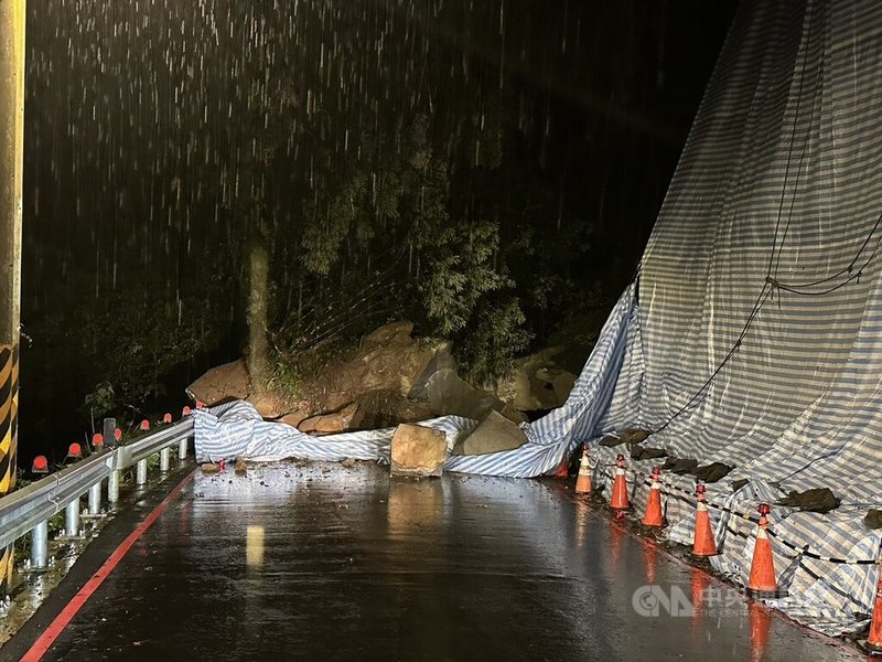 颱風凱米侵襲帶來強烈風雨，新北市三峽區台114線道1公里處25日晚間發生土石坍方，雙向無法通車，三峽警分局獲報，已通知區公所派員搶修。（翻攝照片）中央社記者高華謙傳真  113年7月25日