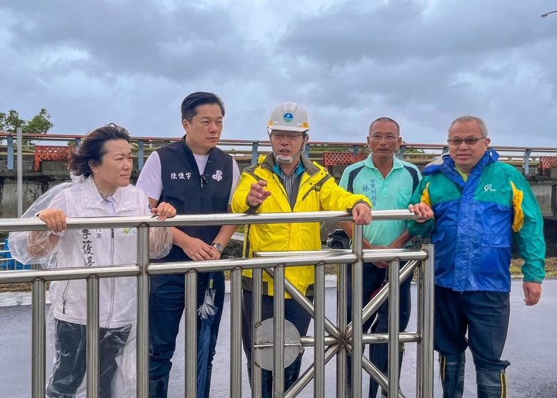 颱風凱米帶來豪大雨，造成宜蘭縣員山鄉七賢村溪洲地區淹水，民進黨立委陳俊宇（左2）和經濟部水利署第一河川分署長董志剛（中）25日前往勘查。（陳俊宇提供）中央社記者王朝鈺傳真  113年7月25日