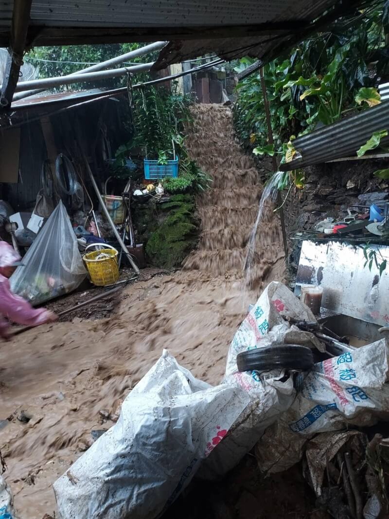 颱風凱米來襲，台中市山區24日因豪雨導致土石流，滾滾黃河怵目驚心。（民眾提供）