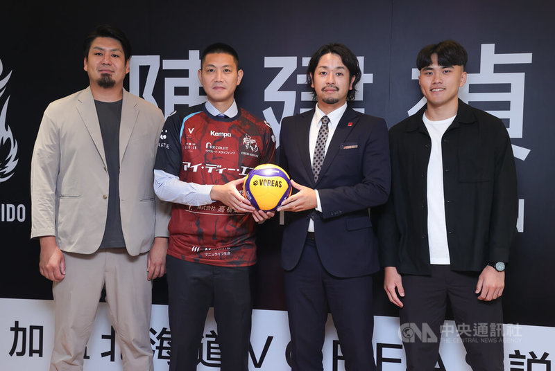 台灣排球名將陳建禎(左2)25日在台北出席加盟日本北海道VOREAS排球隊記者會,會中與北海道VOREAS社長池田憲士郎(右2)、總經理加藤伊織(左)及同為台灣出身的隊友張育陞(右)合影。中央社記者謝佳璋攝 113年7月25日