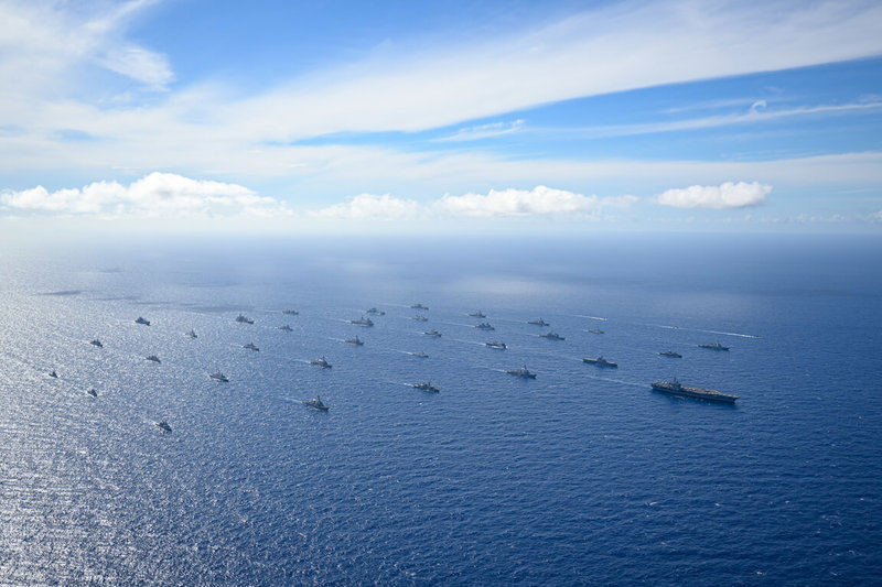 環太平洋軍演（RIMPAC）在夏威夷及附近海域舉行，22日在太平洋海面上，參與演習的近40艘軍艦在海上編隊航行。（DVIDS提供）中央社記者林宏翰洛杉磯傳真 113年7月25日