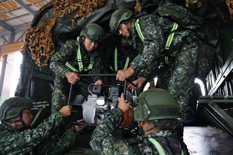 國軍第一作戰區陸軍澎湖防衛指揮部在完成漢光演習後，25日依任務轉換執行防災演練，完成災防兵力編組，只要在地方申請後，立即就能派遣兵力協助救災。（澎湖防衛指揮部提供）中央社  113年7月25日