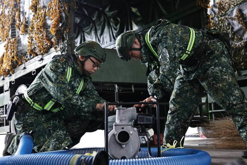 國軍第一作戰區所轄裝騎營具備快速反應及高度機動特性，完成漢光40號演習後，25日即刻完成發電機、抽水機等災防裝具檢整與兵力編組並實施災防演練，待命隨時投入災防任務。（澎湖防衛指揮部提供）中央社  113年7月25日