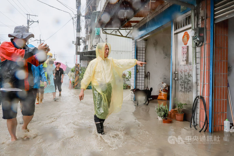 颱風凱米帶來超大雨量,嘉義縣長翁章梁(中)25日率相關單位前往水上鄉勘查淹水狀況,並說後續工程單位會審慎檢討溢堤、排水問題。中央社記者蔡智明攝 113年7月25日