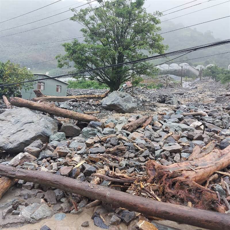 南投縣信義鄉東埔村24日土石流淹沒村內多處道路，阻斷交通。（伍金豎提供）