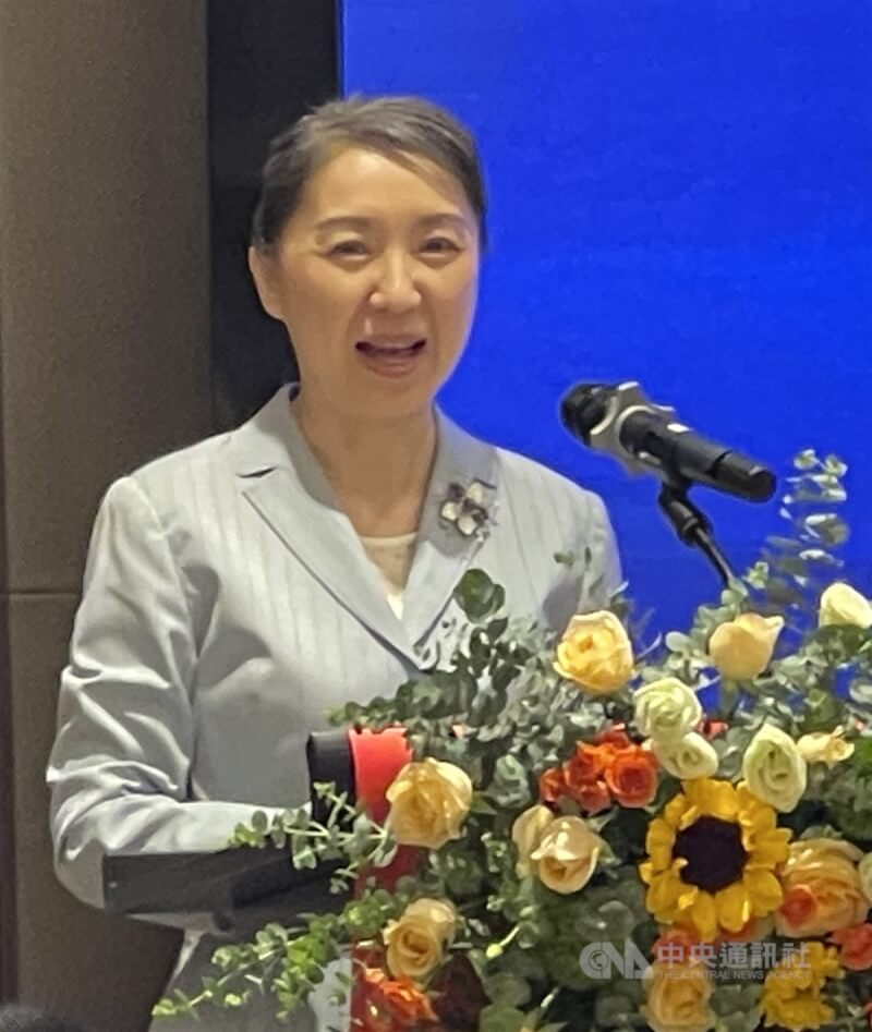 海峽兩岸記者聯合採訪25日在寧夏銀川舉行啟動儀式,國台辦首位女性副主任吳璽致詞時表示,兩岸媒體人應發揮兩岸溝通橋梁的紐帶作用,做真實訊息的傳播者,台海和平的維護者。中央社記者周慧盈銀川攝 113年7月25日