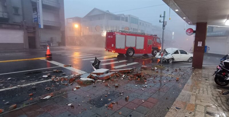 颱風凱米進逼台灣，花東首當其衝，花蓮市區24日下午風雨增強，中興路一家超商前下午發生大樓女兒牆掉落、砸中臨停車輛意外，現場2人重傷。（花蓮縣消防局提供）中央社記者張祈傳真 113年7月24日