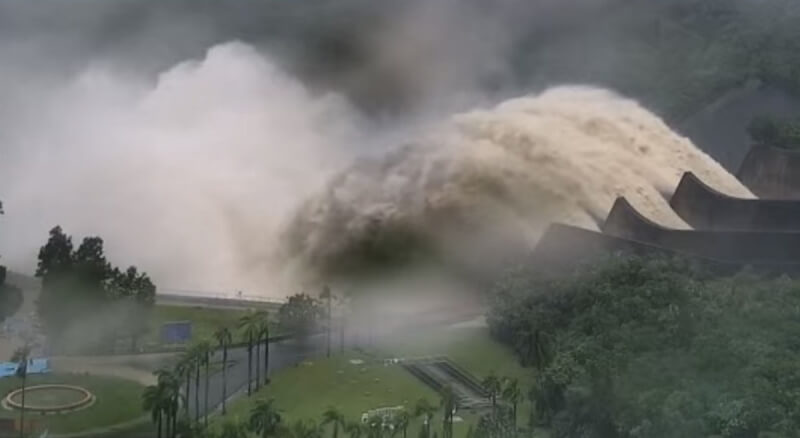 颱風凱米過境，台南降下超大豪雨，曾文水庫24日晚上6時起調節性放水。（水利署南區水資源分署提供）