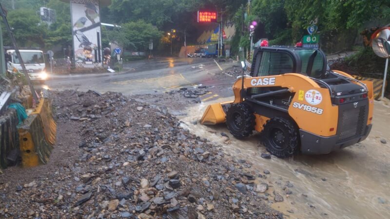 台中和平區梨山圓環處25日土石泥流阻礙道路通行，谷關工務段派遣人員、機具清理。（民眾提供）