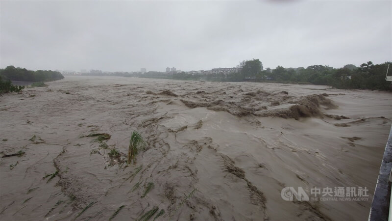 嘉義縣八掌溪水暴漲溢堤，中埔與嘉義市交界溪段溪水高度已接近堤岸。中央社記者蔡智明攝 113年7月25日