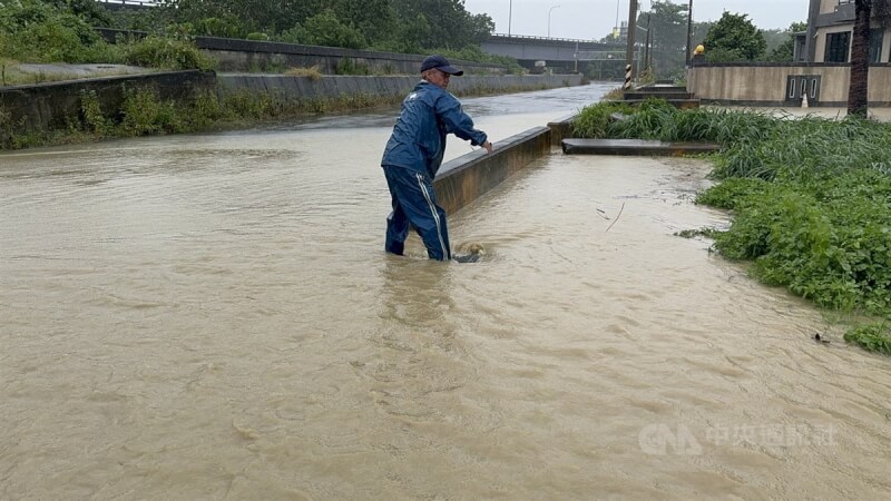 雲林縣斗南鎮25日多條排水道溢堤，較低窪的馬路成「水路」。中央社記者蔡智明攝 113年7月25日