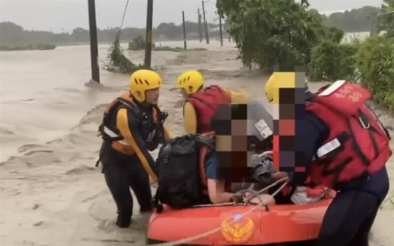 颱風凱米過境，台南持續降雨，後壁區1處民宅深陷暴雨泥水中，屋中4人受困，消防局25日清晨獲報出動救生艇協助脫困。（台南市消防局提供）中央社記者張榮祥台南傳真 113年7月25日