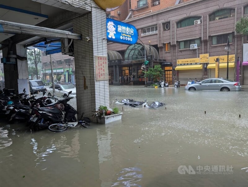 颱風凱米影響，高雄市風急雨驟，25日三民區一帶路面積水達半個輪胎高。中央社記者董俊志攝 113年7月25日