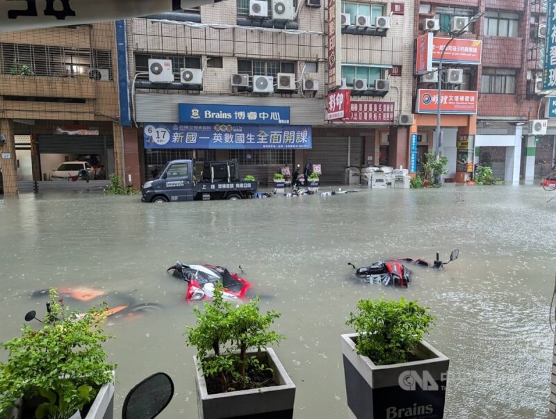 颱風凱米雨勢侵襲高雄市，25日三民區一帶積水達半個輪胎高，多輛機車倒在路面遭滅頂、泡在水裡。中央社記者董俊志攝 113年7月25日